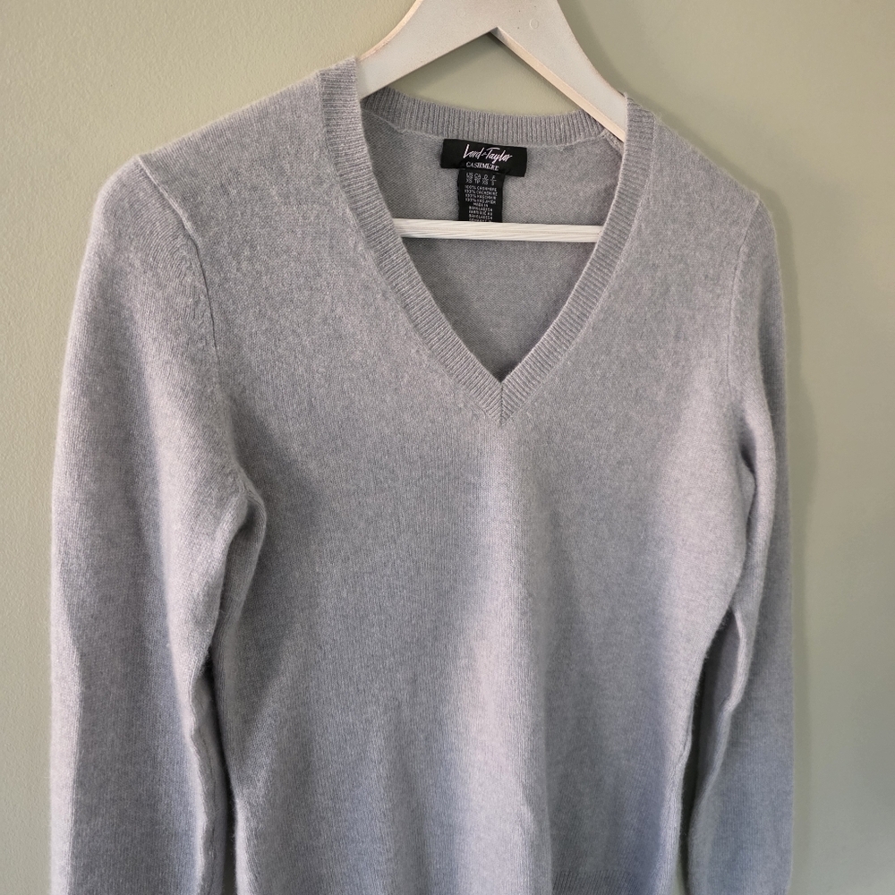 NWOT Lord & Taylor XS Quiet Luxury Modern Contemporary Cashmere V Neck Sweater - Picture 5 of 11